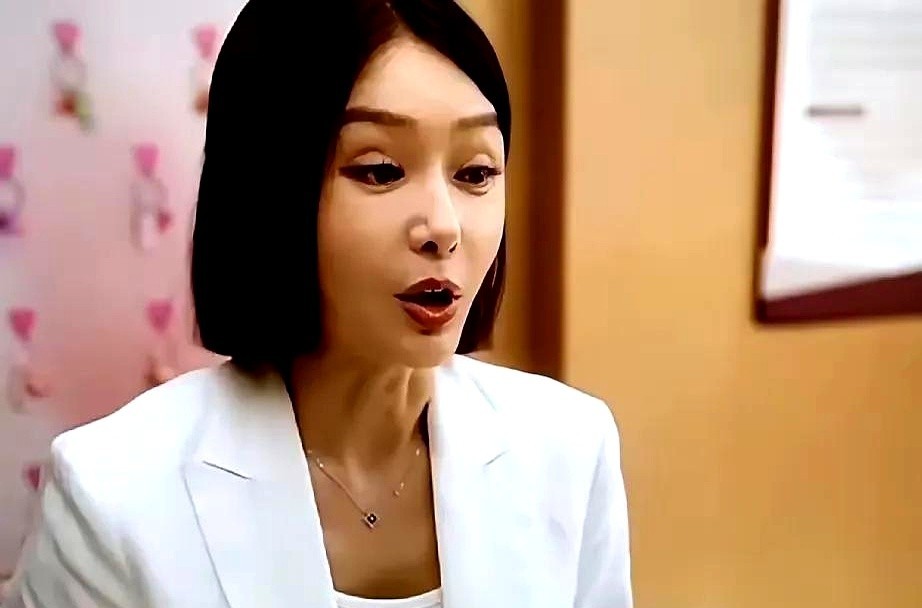 我的天哪！完了，完了，连秦岚这么漂亮的脸也保不住了，这娱乐圈是怎么了？疯了吗？
