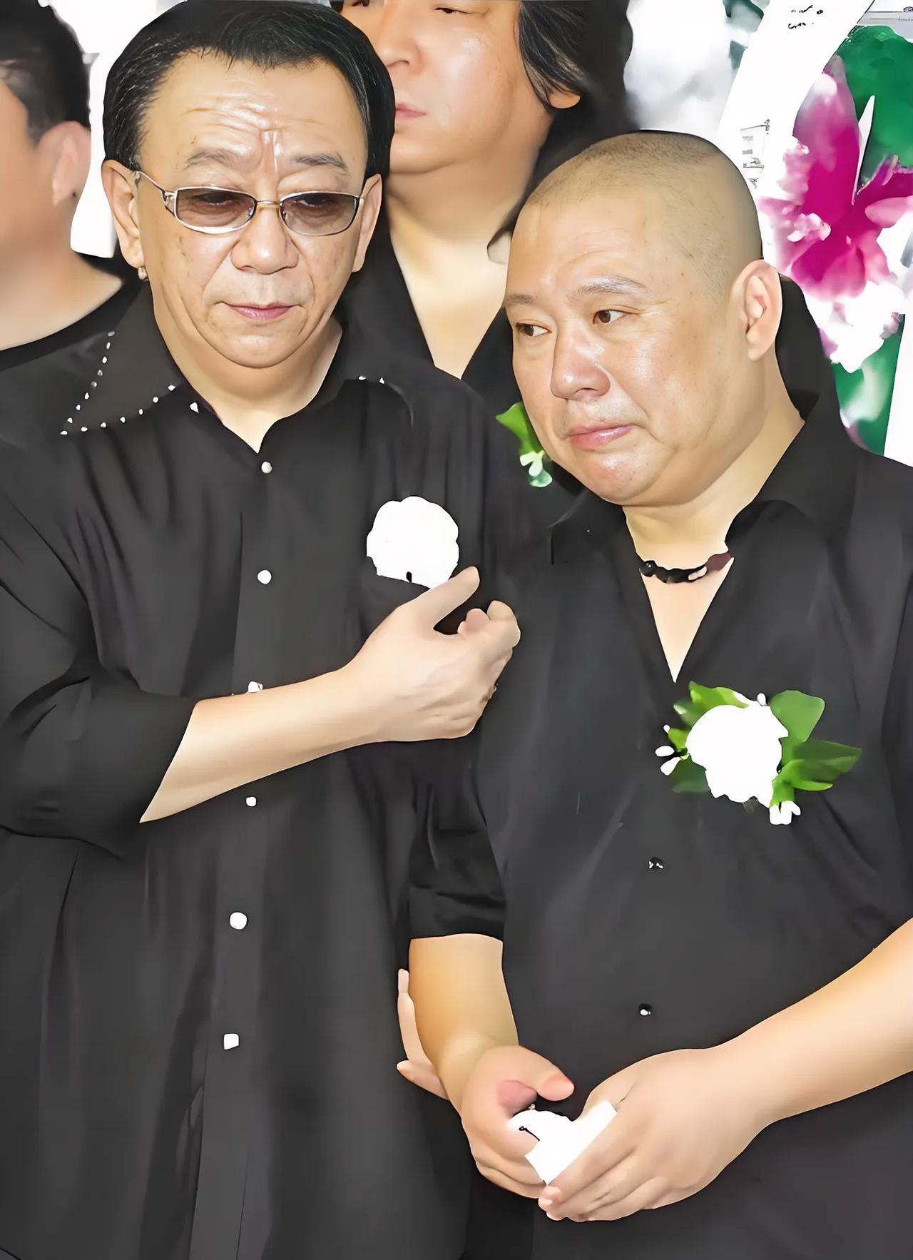 #老照片#
2007年夏天，德云班主郭德纲，悼念恩师侯耀文先生的场景。只见其表情