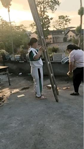 梯子能立得住跟烧不烧纸没什么关系吧。[抠鼻]