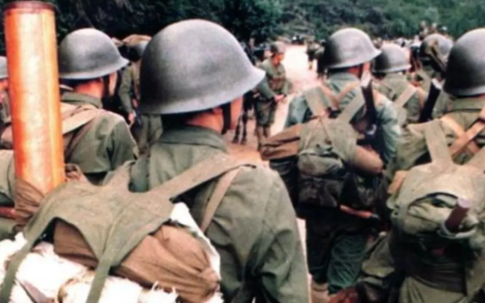 “我管你是谁，快把钱叫出来！”堂堂军长旅游时在被歹徒威胁挑衅，直接开启扫黑大严打…