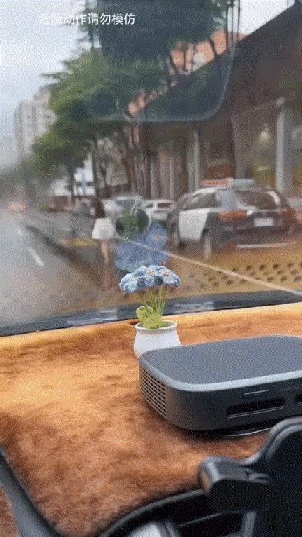 还好不是无人驾驶技术，要不然这小姐姐不得绕台湾岛追一圈？？