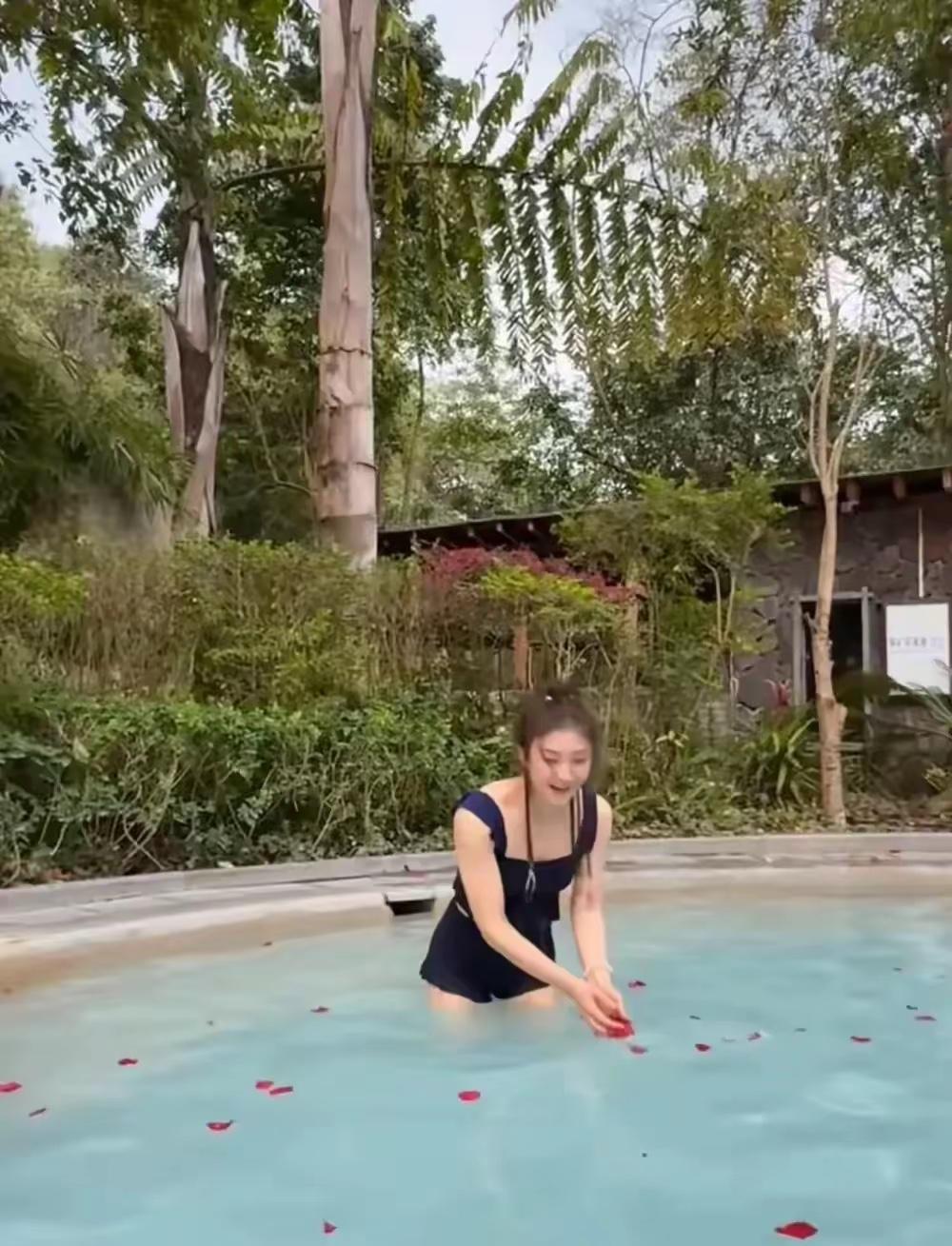 家人们快来看！陈梦在社交平台甩出的泳装视频，直接美出圈！
视频里，她一袭黑色抹胸