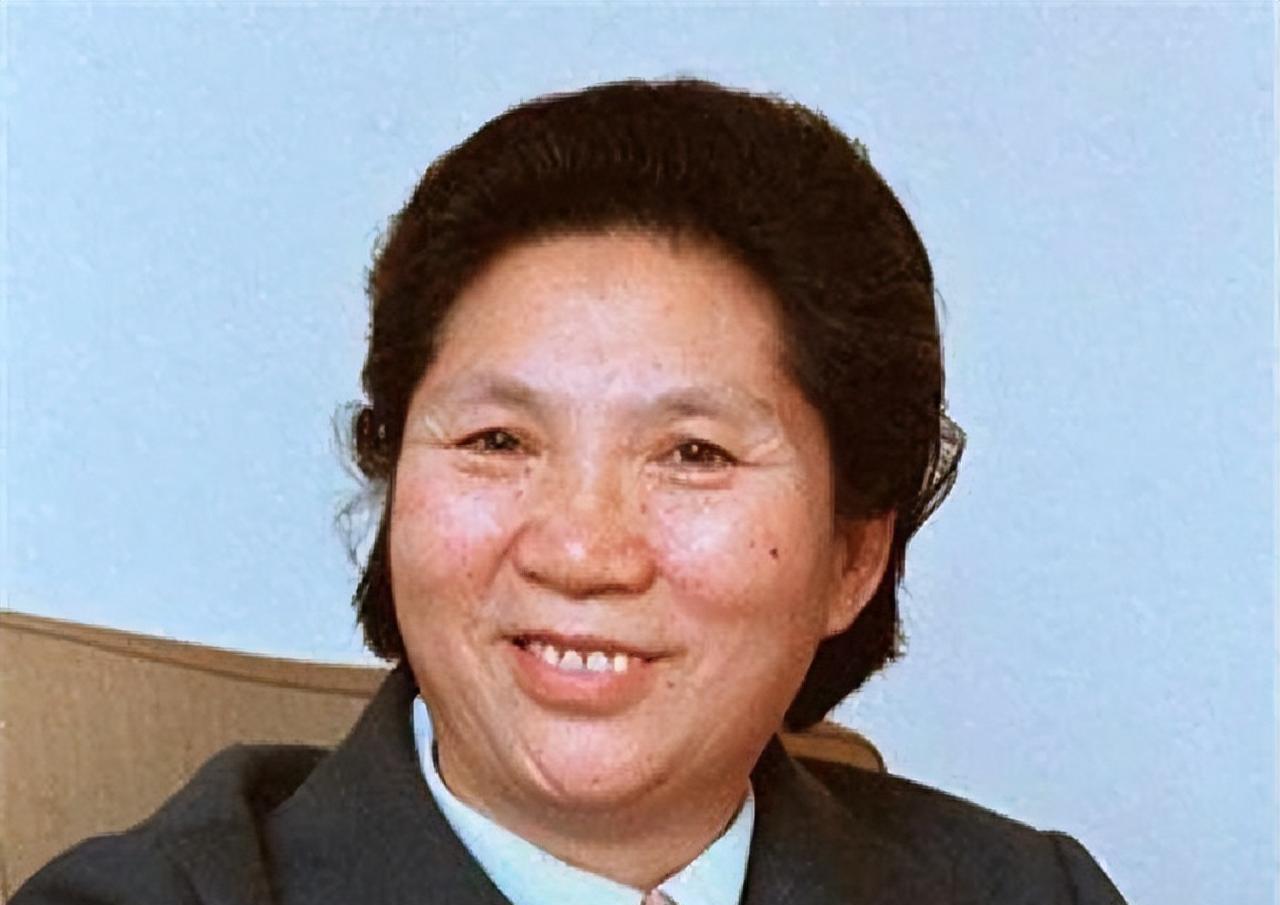 她是华国锋主政时期的副总理，50岁被越级提拔，57岁担任副总理
陈慕华老前辈，很