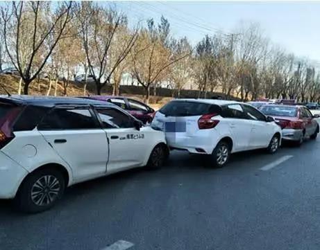 别扭的事，是真会有的。
昨晚老公开车被追尾。不但被追尾，而且还因被追尾而追尾了前