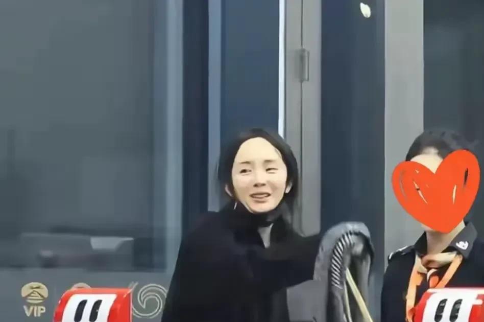 杨幂，引发热议。
3月11日，38岁的杨幂，冲上热搜，这一次，不是替刘诗诗庆生，