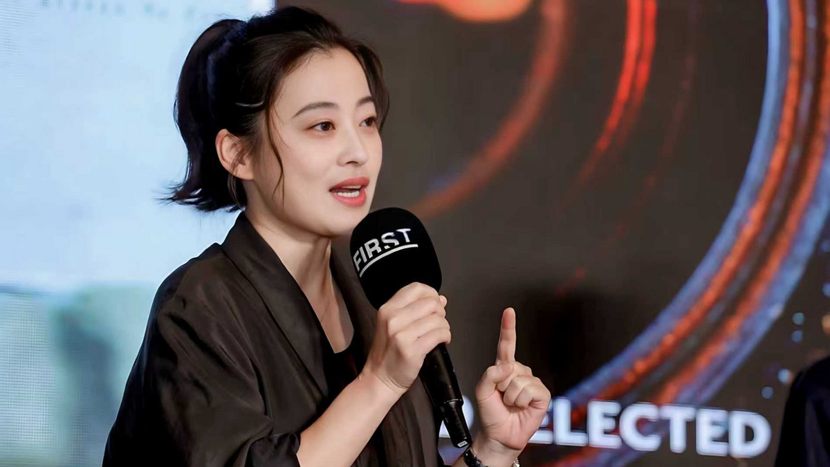 女人过了50岁，少穿T恤+牛仔裤，学“梅婷”的穿搭，显贵又高级