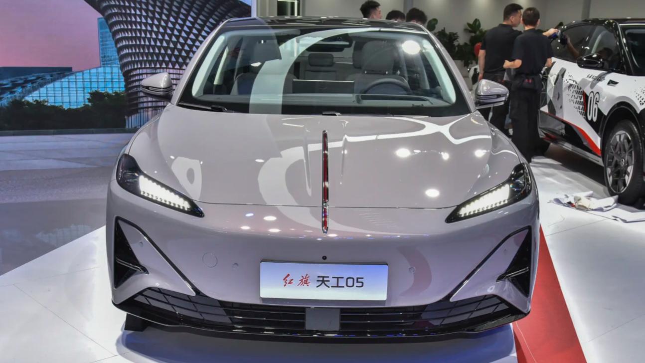 红旗天工05堆料太狠了！2000Mpa高强钢，12扬声器丹拿，900V快充