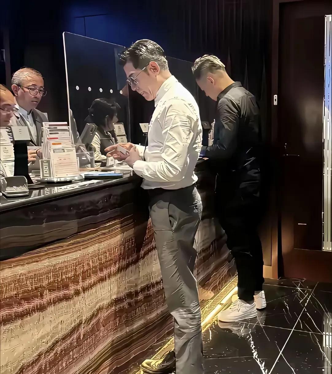 郭富城这张照片哪里特别，竟然很多人都在讨论，有说大明星衣服都是褶皱的，有说59岁