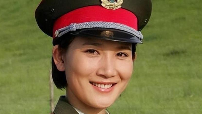 她被称为“丹东之花”，离婚后对前夫只字不提，现与女儿相依为命