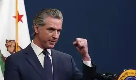 特朗普往加州派兵惹怒州长











美国要乱套了！特朗普一边说不想打