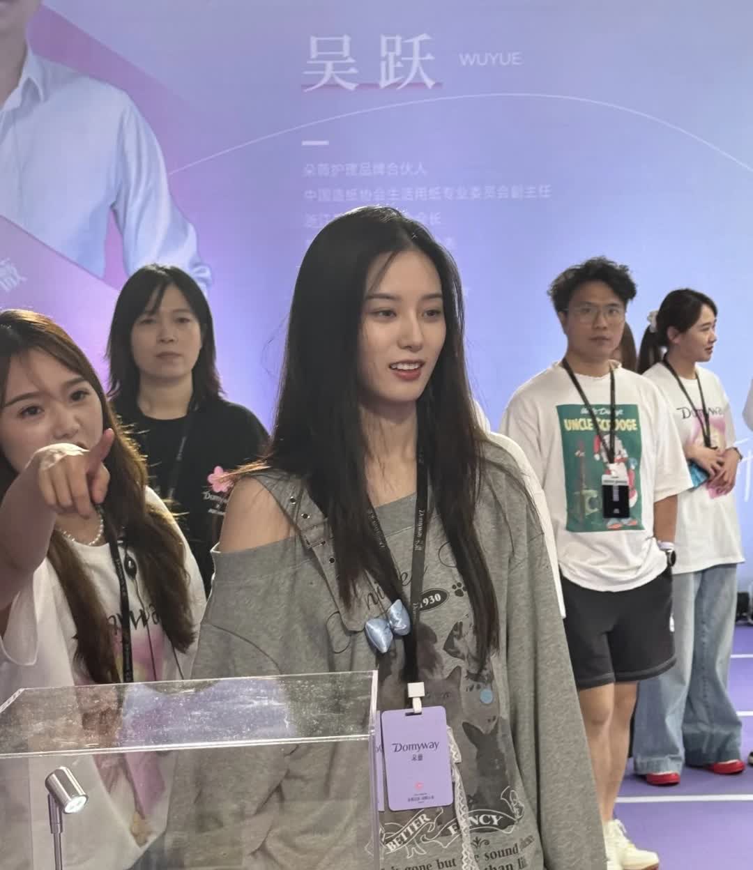 徐艺洋比赛没有拿名次又怎么样，在内娱不火又能怎么样，但是她命好呀，因为她现在不照