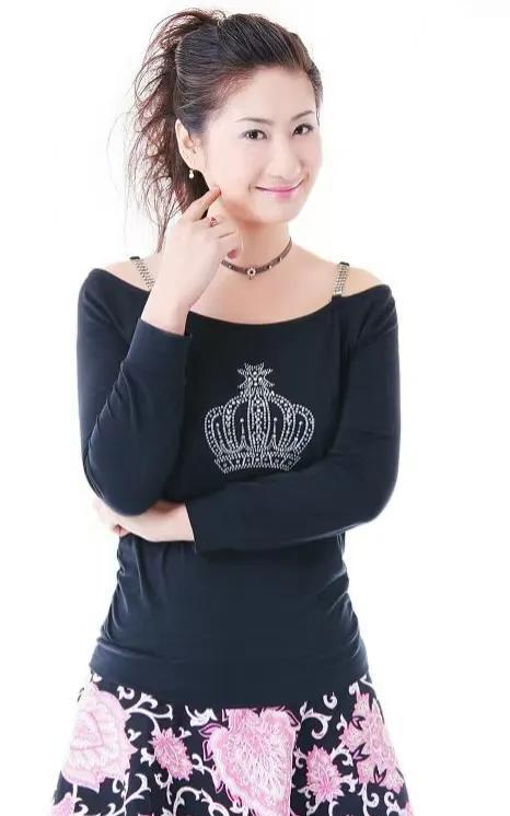 冯歆是陕西卫视的美女主持人，中共党员，正高级播音指导。她主持《夺宝秦兵》《天下赛