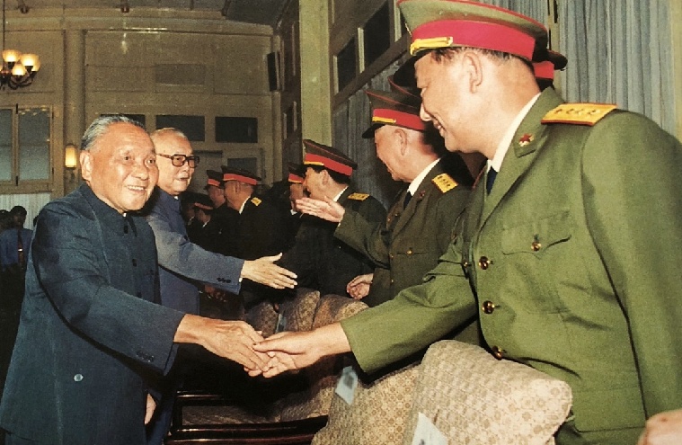 1988年，全军恢复军衔制，进行授衔，这是邓小平和李先念等领导人，同获得上将军衔