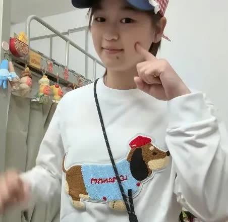 全红婵穿着白色T恤、头戴旅游帽、斜挎小包的照片真的美炸了！更让人惊喜的是，她瘦了