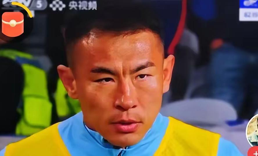 当1：2的时候，优秀的导播立马把镜头给了替补席上的于汉超，此时的于汉超像一只被拴