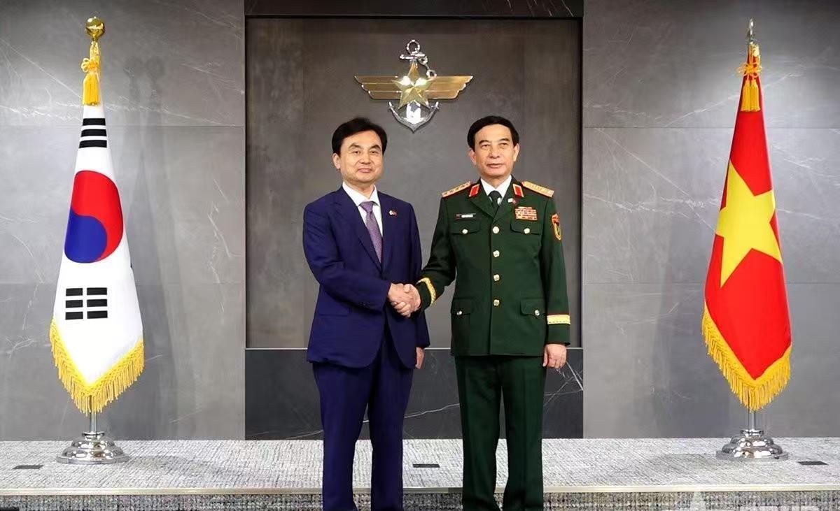 中国的一个邻国，向菲律宾、越南偷偷“递刀”
日本与中国，距离最近的地方大约只有6