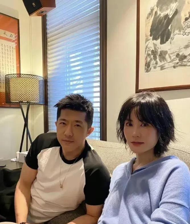 56 岁王菲狼牙发惊艳众人，瞬间年轻 30 岁！