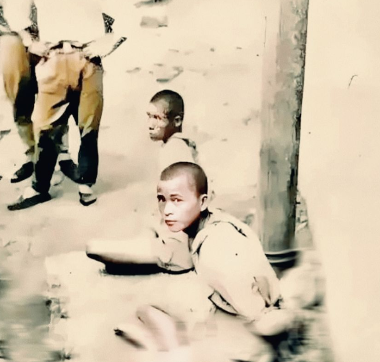1943年山西，两名年轻的八路军小战士被捕。他们身着破旧军装，双手被绑，却毫无惧