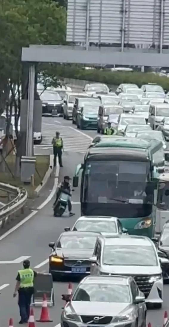 深圳查摩托现场直接炸锅，一哥们骑着摩托看到查车，丝毫不慌，一脚油门灵魂蛇皮走位上