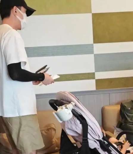 胡歌谈女儿：想多活几年多陪伴

胡歌谈及女儿，感慨时光飞逝，小家伙突然就会走路、