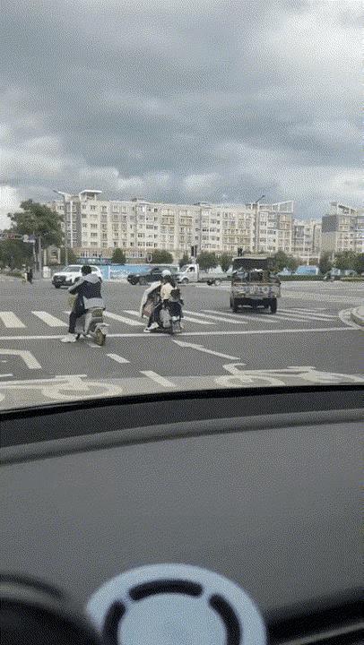 小妹妹睡着了，手里的小金鱼“自由了”，我是不是应该提醒她～