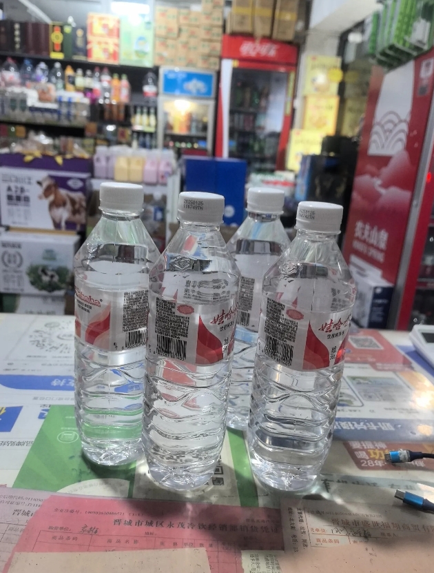 今年生意真难做，今天来了一位顾客，从货架上拿了四瓶娃哈哈水，我说，一瓶2元，四瓶