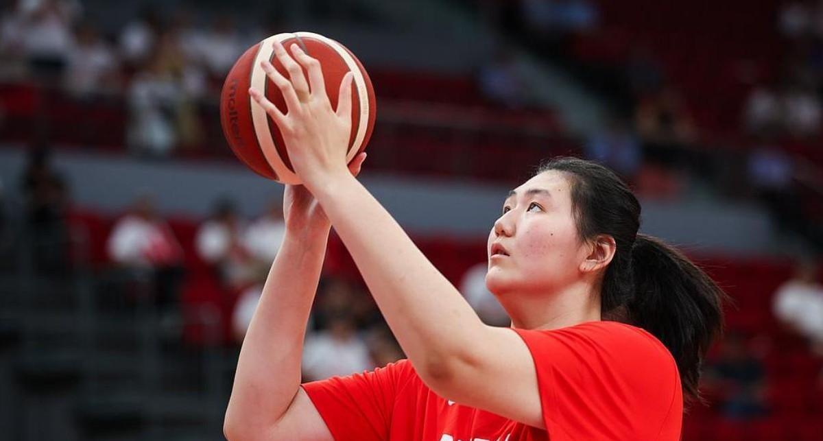 日本媒体又双叒叕破防了！没等中日女篮今晚热身赛开打，日媒就对着咱们的"小巨人"张