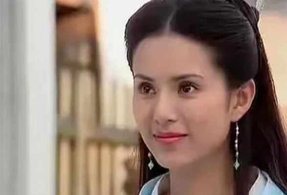 1998年，李若彤爱上了香港富豪郭应泉，郭应泉比李若彤大10岁，李若彤毫不在乎，