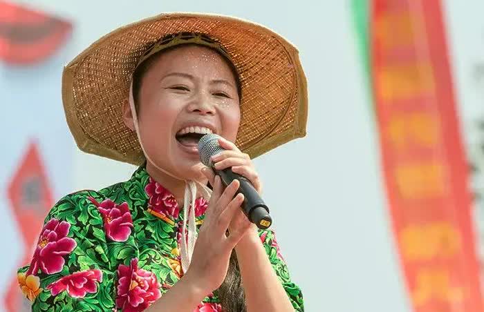 草帽姐这次不是炒作吧！

草帽姐崩溃大哭，病情严重，肝纤维化，去医院复查，病