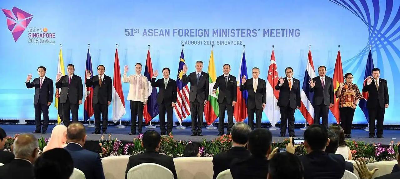 欧盟27个国家，人口4亿多，GDp18万亿美元；东盟10个国家，人口7亿，GDp