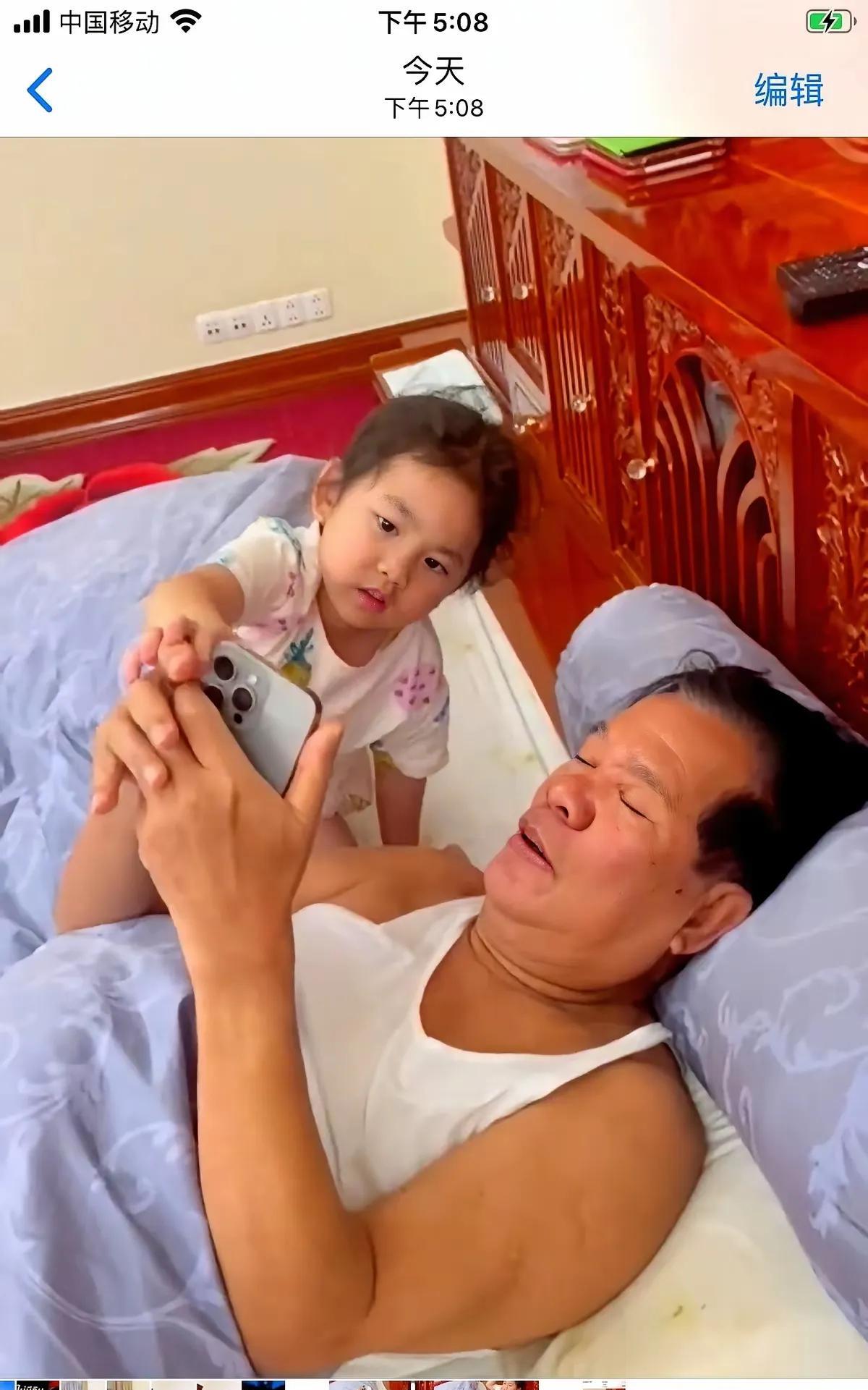 洪森的温馨时刻都给了家人！
他对老婆温柔体贴自不必说，对待自己的小孙女也是百依百