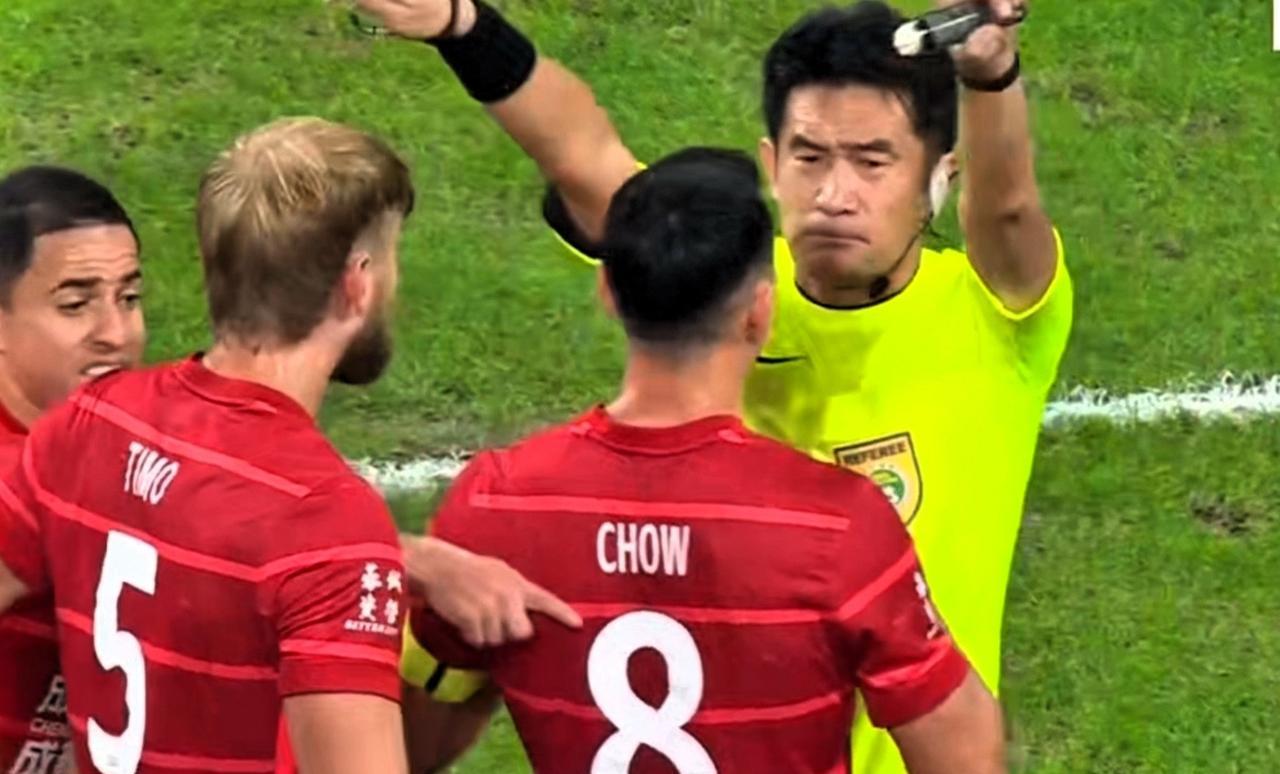 还能这样判！蓉城胡荷韬进球，却被吹河南队手球在先，引起蓉城全队不满！教练席还也因