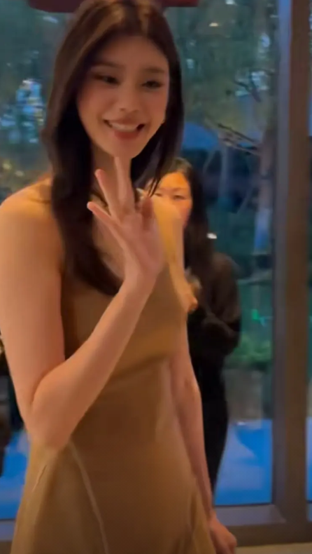 36岁奚梦瑶亮相Fendi品牌活动，亲切与现场媒体粉丝互动毫无架子。这位昔日T台
