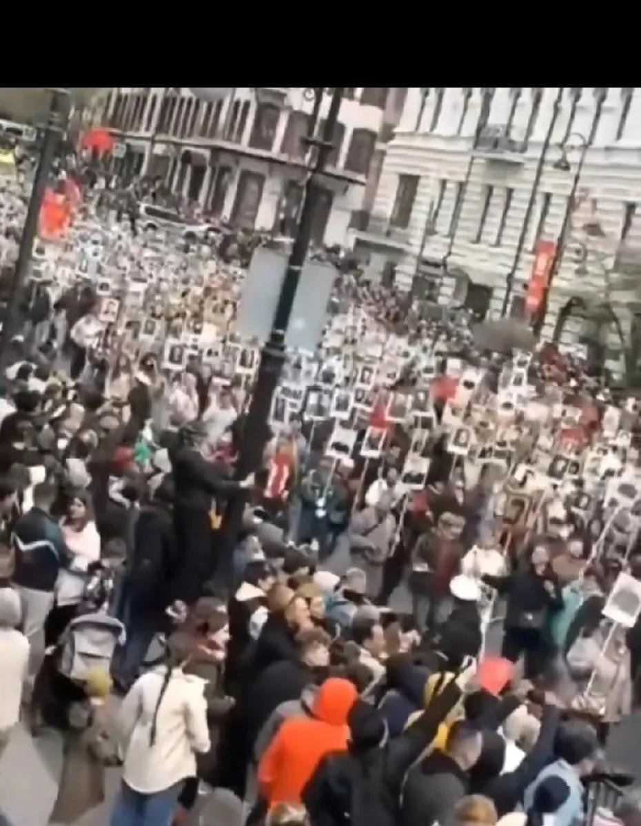 俄罗斯也爆发游行了！
        很多民众走向街头开始反战了！声势浩大，看来