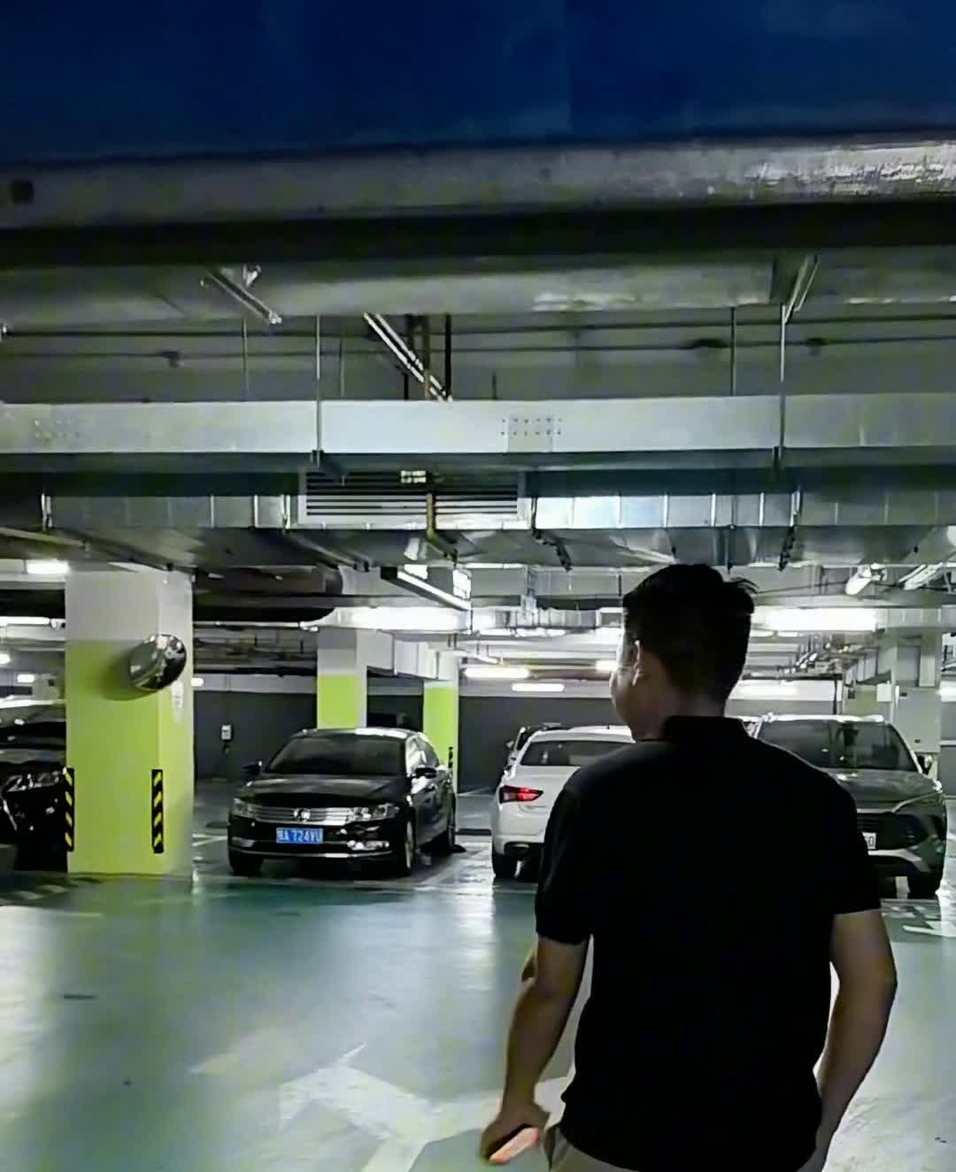 问界M8首次线下交流分享。
这个队伍还是很强大的，M8的车友团今天过来听课听讲