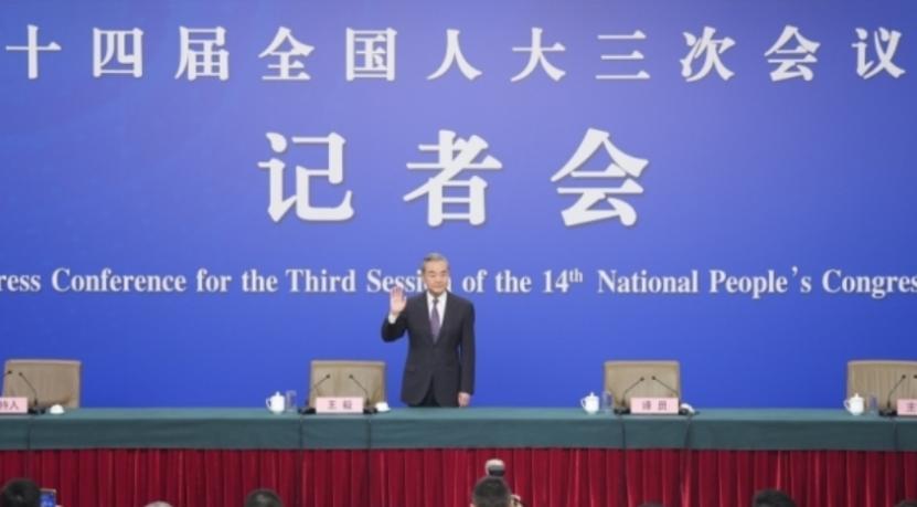 2025年3月7日，王毅外长:“美国成事不足败事有余！”这句话在两会期间当着全球