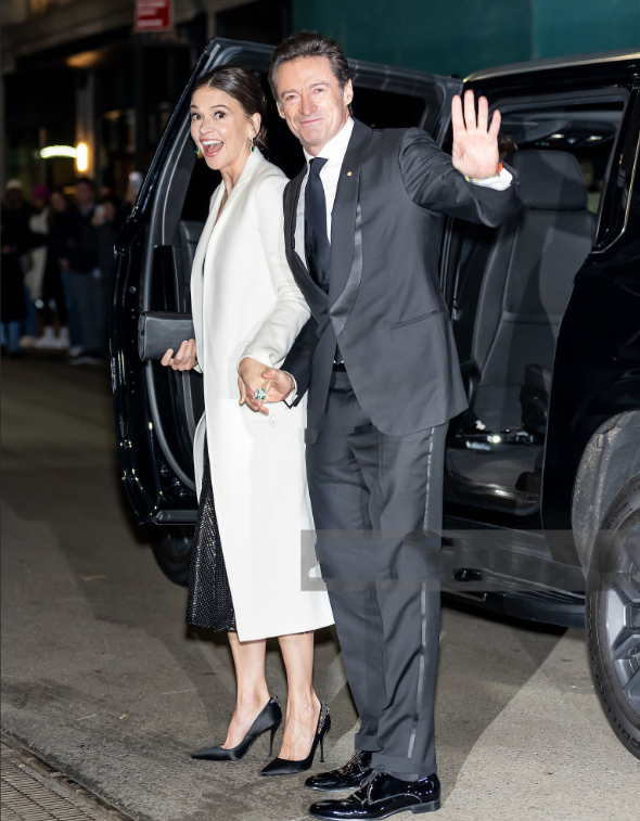 休·杰克曼带着女友Sutton Foster一起参加哥谭奖，俩人牵手互动太甜了吧