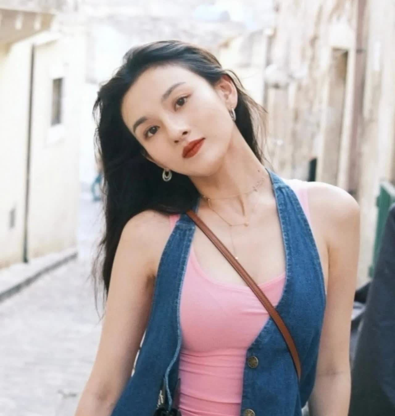 宋祖儿真的熬出来了，之前税务问题闹到这么大。

后边又弄出了一个和白人男性亲