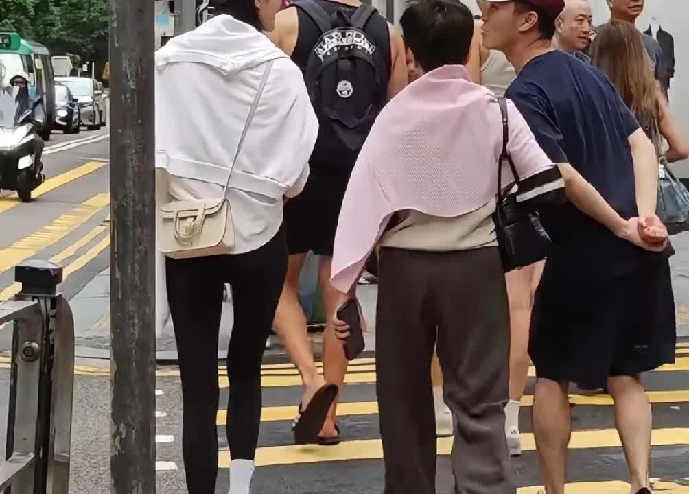 快看我香港朋友遇到谁了！
过马路遇到赌王一家三口，奚梦瑶又瘦又高真的是鹤立鸡群