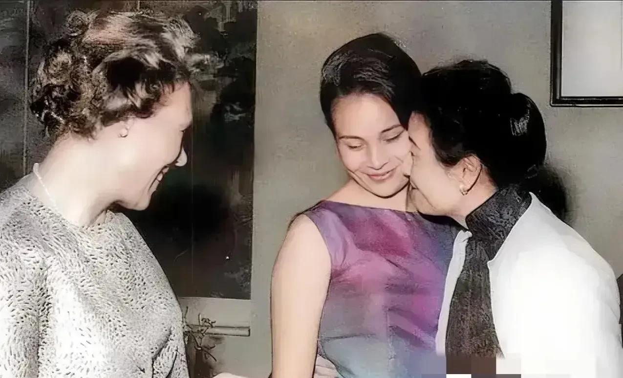 宋美龄亲吻孙女蒋孝章，儿媳蒋方良笑得合不拢嘴。
蒋方良是白俄贵族，她和蒋经国生下
