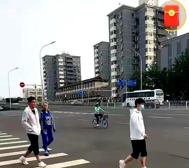 消失多日的人参果终于现身了！
今天中午路过体总门口可算开眼了！
俩姑娘穿得跟约好