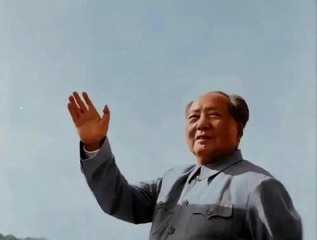 毛主席说：我们的目标是赶上美国，并且要超过美国，至少50年吧，也许75年，75年