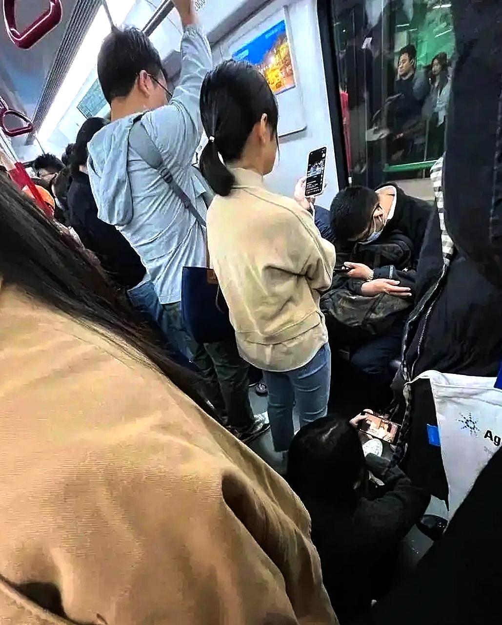 正面反面朝着她好像都会挺不好意思