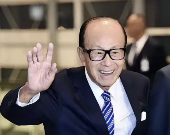 东方大国开始改变策略:
不仅对美国开始反击，而且对美国的小老弟下重手打击。
美国