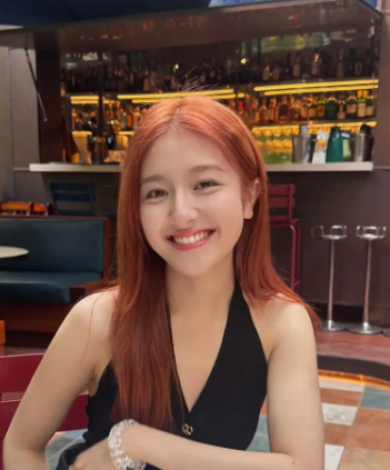 李兰迪新照释出 吊带美背与红发的绝美搭配