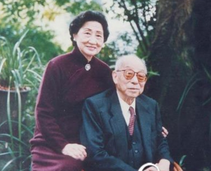 上世纪90年代，有位老人在历经50多年的软禁之后，终于重新获得了人身自由，虽然年