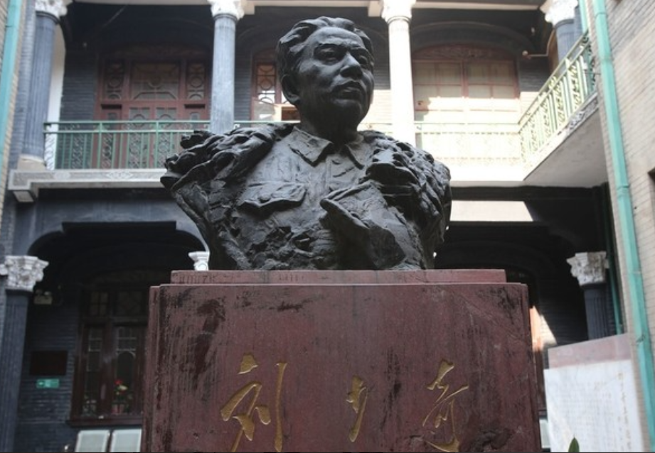 刘少奇当选国家主席后，找他帮忙、办事的人越来越多。有一天，刘少奇开了一个家庭会议