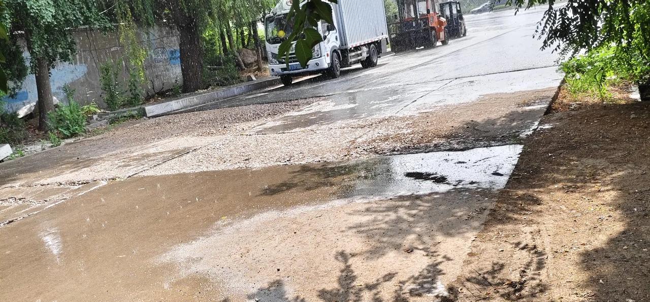 城阳区东郭庄突然下雨了，大太阳高照下的晴天雨，下的还挺急，很多人没带伞被突如其来