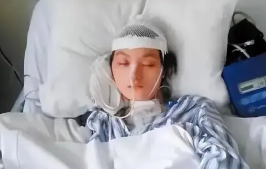 2004年5月，浙江，一28岁女子出车祸成了植物人。父母丢下3000元，再也没出