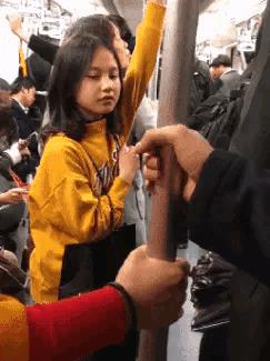 我终于明白，读高中坐公交的时候，为什么那个女生老是触摸我的手了。真是年少无知吖。